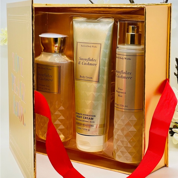 Bath and Body Works Snowflakes & Cashmere 3-Piece Gift Box Set - Picture 2 of 10